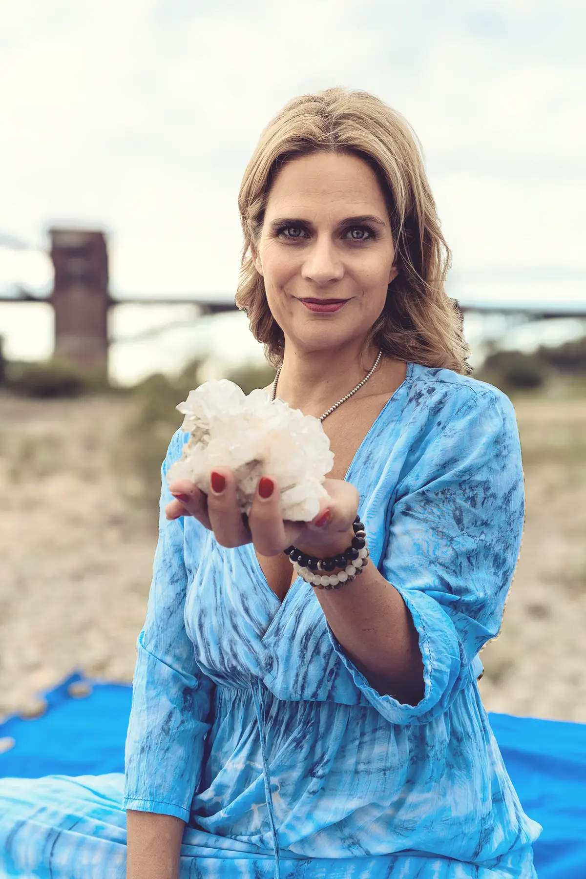 Claudia bei schamanischer Fernsitzung mit Kristallen